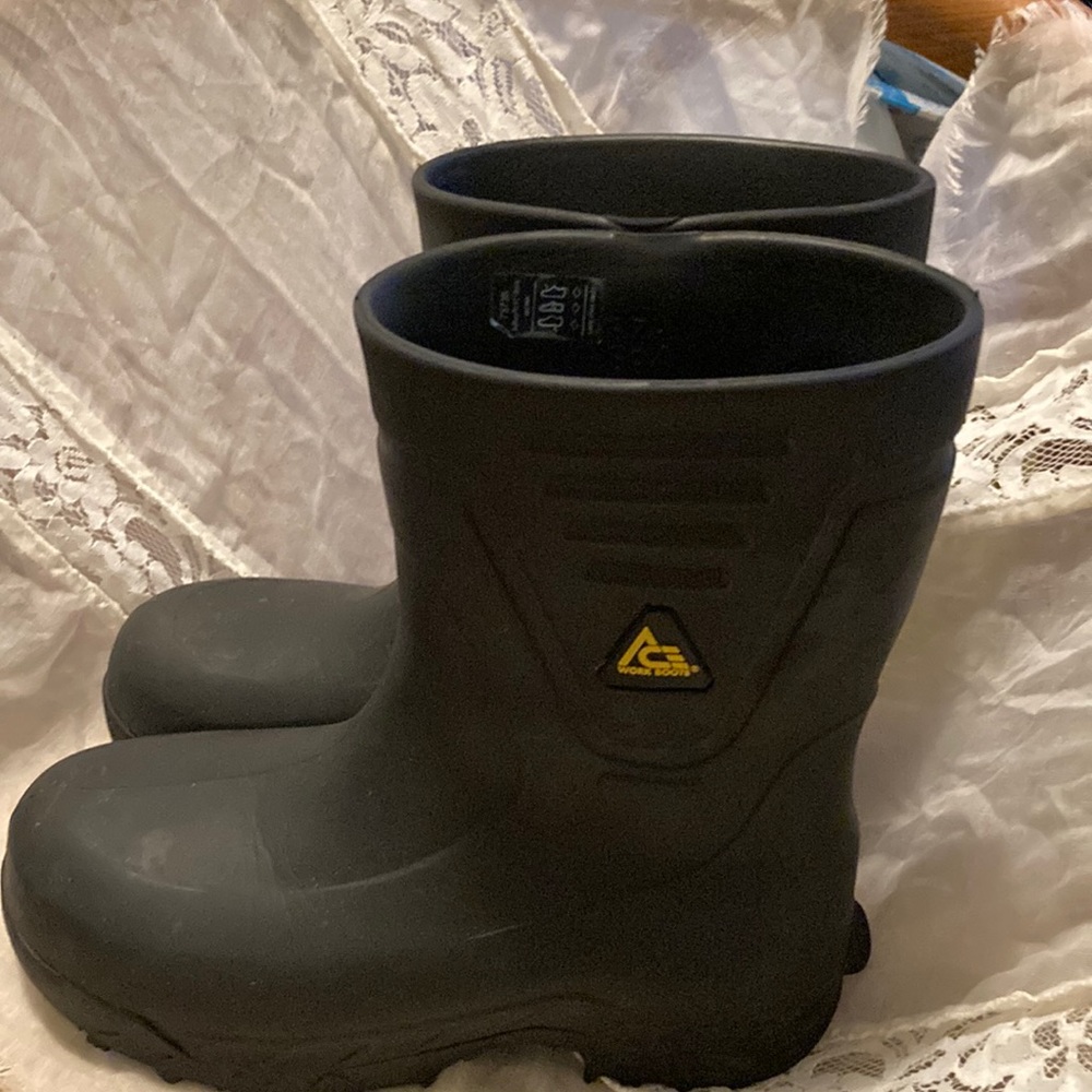 Non slip high end cushioned work boots heavy duty rubber..Worn very little